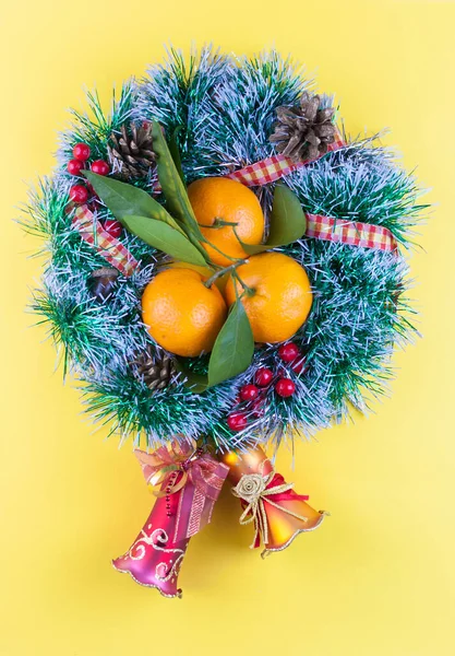 Mogen Apelsin Frukt Gul Bakgrund — Stockfoto