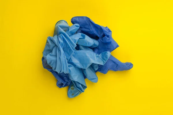 Używana Rękawica Medyczna Żółtym Tle Odpady Zakaźne Zapobiega Wirusowi Covid — Zdjęcie stockowe