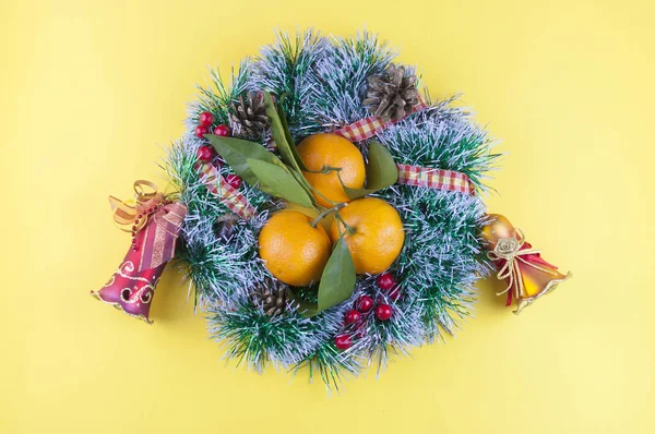 Fruta Naranja Madura Sobre Fondo Amarillo — Foto de Stock