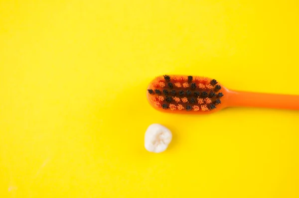 Escova Dentes Leite Decíduo Dentes Criança Fundo Amarelo — Fotografia de Stock