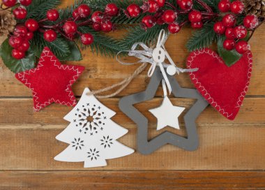 Noel kırsal arka planı - Noel ağacı ve bedava metin alanı olan eski ahşap döşeme. en üstteki görünüm