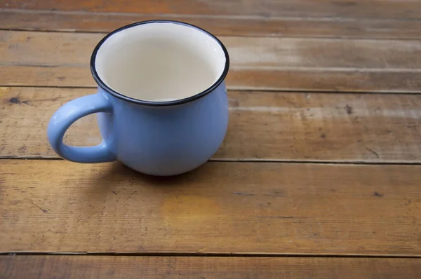 Lege Blauwe Koffiebeker Houten Tafel Achtergrond — Stockfoto