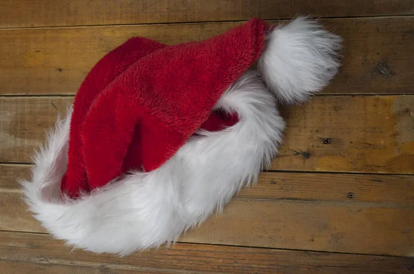Weihnachtsmütze Auf Holztisch Mit Kopierraum — Stockfoto