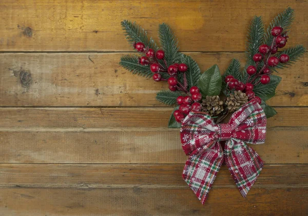 Noel kırsal arka planı - Noel ağacı ve bedava metin alanı olan eski ahşap döşeme. en üstteki görünüm