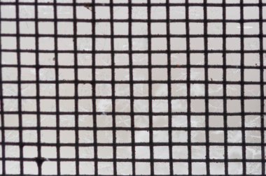 Karla kaplı karanlık ızgara. Soyut siyah beyaz arkaplan