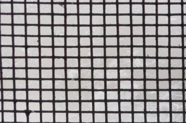 Karla kaplı karanlık ızgara. Soyut siyah beyaz arkaplan