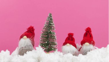 Noel kartı, köknar ağacından yapılmış, tahta arka planda viburnum böğürtlenleri ve oyuncak cüceler var. Noel arkaplanı. Mesaj için boşluk kopyala.