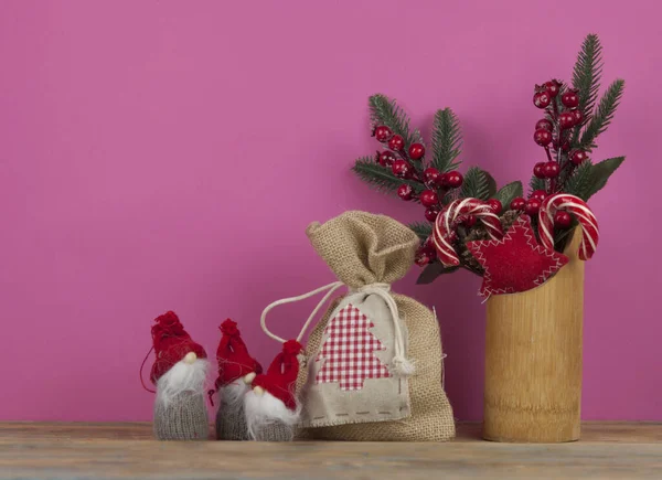 Cartão Natal Feito Abeto Com Bagas Viburnum Gnomo Brinquedo Fundo — Fotografia de Stock