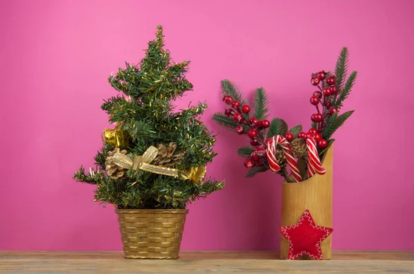 Geschmückter Weihnachtsbaum Auf Holztisch — Stockfoto