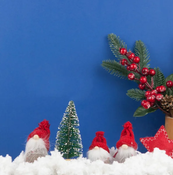 Kerstkaart Gemaakt Van Dennenboom Met Viburnum Bessen Speelgoed Kabouter Houten — Stockfoto