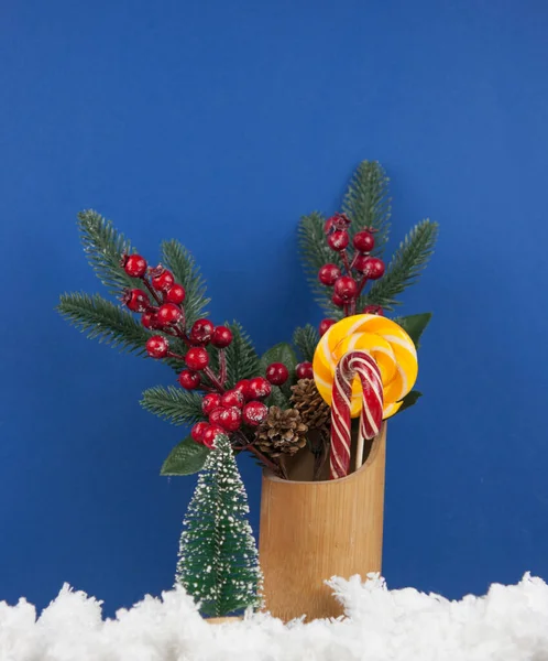 Kerstkaart Met Rode Bessen Een Dennenappel Een Houten Tafelondergrond Samenstelling — Stockfoto