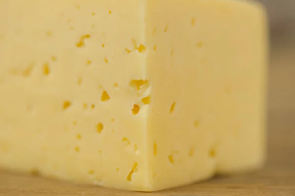 Ahşap Masada Bir Kalıp Peynir — Stok fotoğraf