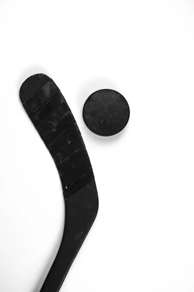 Fragment Eines Hockeyschlägers Und Pucks Auf Weißem Hintergrund — Stockfoto