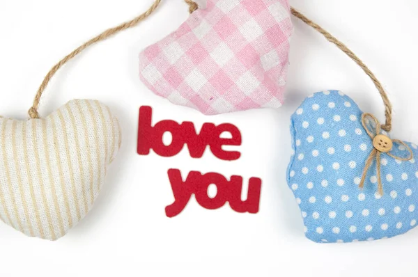 Sevgililer Günü Kartı Beyaz Kağıt Arka Planda Yapımı Kumaştan Kalpler — Stok fotoğraf