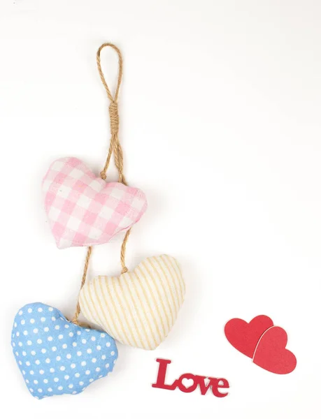 Valentijnskaart Bovenaanzicht Schattige Compositie Met Handgemaakte Stofhartjes Witte Papieren Achtergrond — Stockfoto