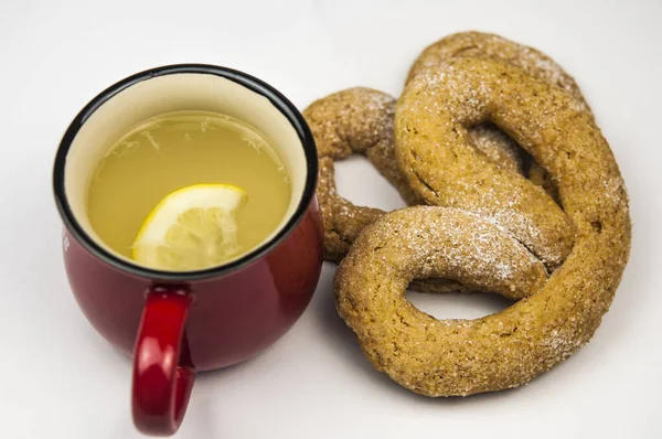 Νόστιμο Ζεστό Τσάι Μέλι Και Λεμόνι Και Pretzel Λευκό Φόντο — Φωτογραφία Αρχείου