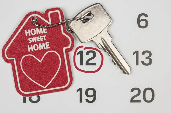 Ein Hausschlüssel Auf Einem Kalenderhintergrund Der Ihre Hypothek Auf Tim — Stockfoto