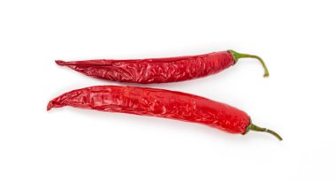 Beyaz arka planda duran iki kırmızı biber. Biber pişmeye hazır..