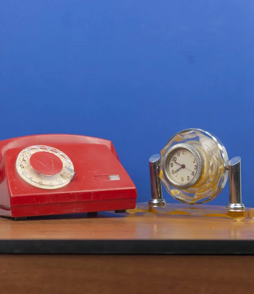 Teléfono Retro Giratorio Sobre Mesa Madera Sobre Pared Azul Habitación — Foto de Stock