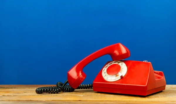 Telefone Rotativo Retro Mesa Madeira Sobre Parede Azul Quarto — Fotografia de Stock