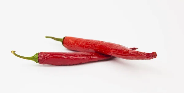 Deux Piments Rouges Couchés Sur Fond Blanc Poivre Piment Prêt — Photo