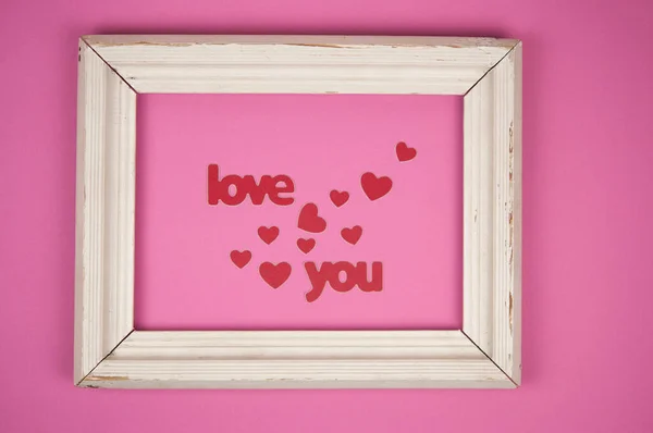 情人节的作文 照片框和红心在粉红的背景上 女人的快乐日子 母亲节 平面布局 顶视图 复制空间 — 图库照片