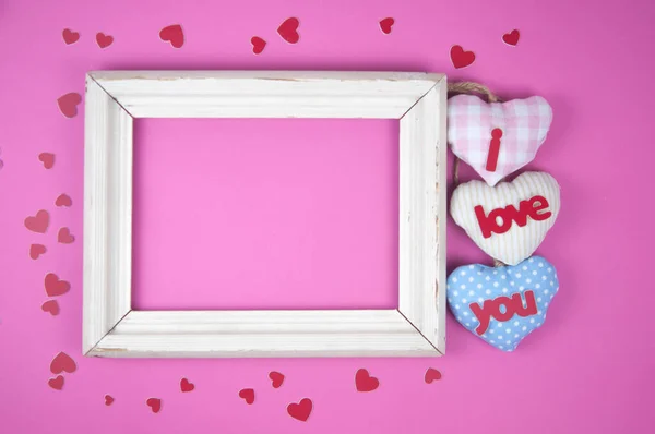 情人节的作文 照片框和红心在粉红的背景上 女人的快乐日子 母亲节 平面布局 顶视图 复制空间 — 图库照片