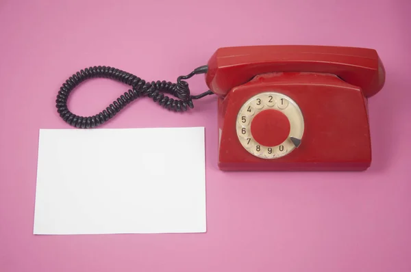 Telefone Rotativo Vermelho Retro Fundo Rosa Estilo Vintage — Fotografia de Stock