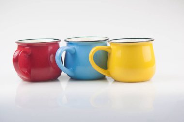 Renkli seramik bardaklarını beyaz arkaplanda ayarla