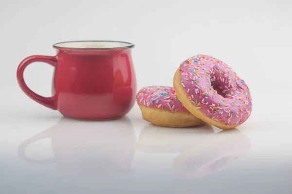 Donut Saboroso Com Uma Xícara Café Vermelho Fundo Branco — Fotografia de Stock