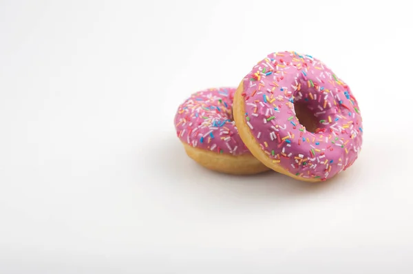 Dois Donuts Cor Rosa Fundo Branco — Fotografia de Stock