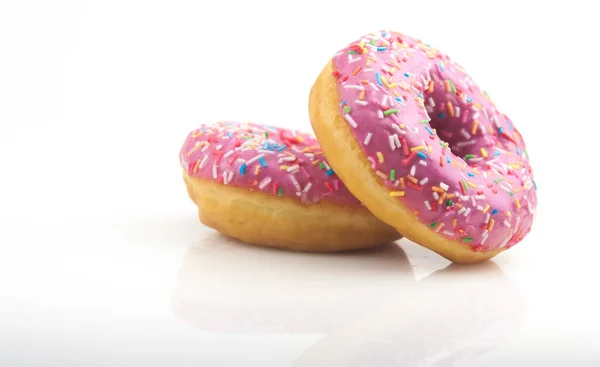 Dois Donuts Cor Rosa Fundo Branco — Fotografia de Stock