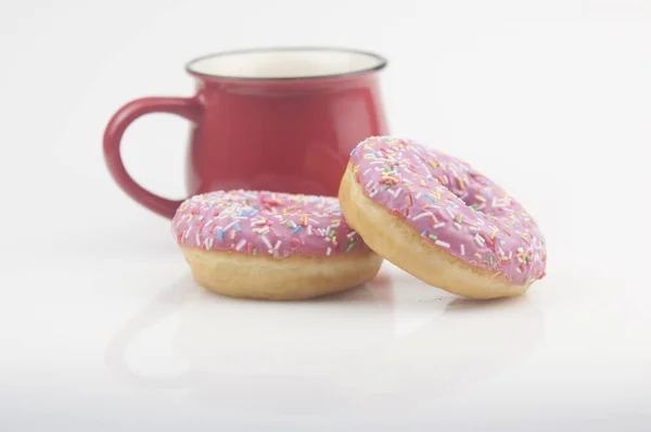 Donut Saboroso Com Uma Xícara Café Vermelho Fundo Branco — Fotografia de Stock