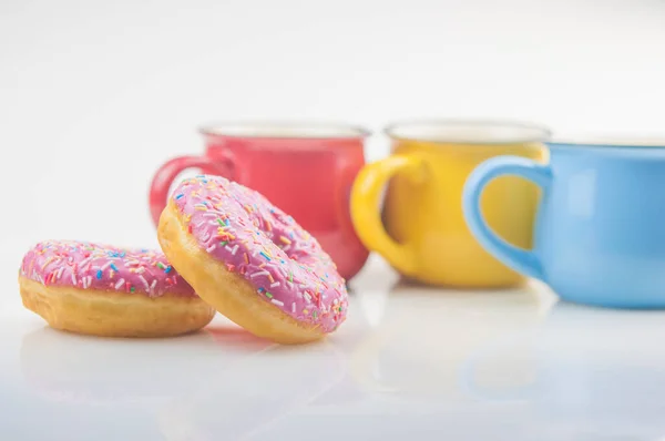 Donut Saboroso Com Xícaras Coloridas Café Fundo Branco — Fotografia de Stock