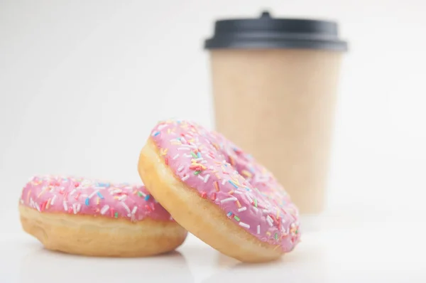 Dois Saborosos Donuts Com Copo Café Descartável Fundo Branco — Fotografia de Stock