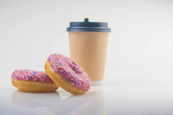 Dois Saborosos Donuts Com Copo Café Descartável Fundo Branco — Fotografia de Stock