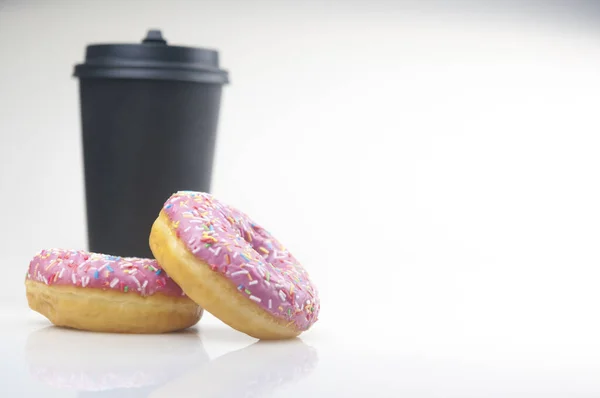 Dois Saborosos Donuts Com Copo Café Descartável Fundo Branco — Fotografia de Stock