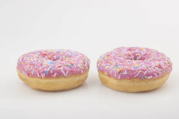 Twee Roze Donuts Een Witte Achtergrond — Stockfoto