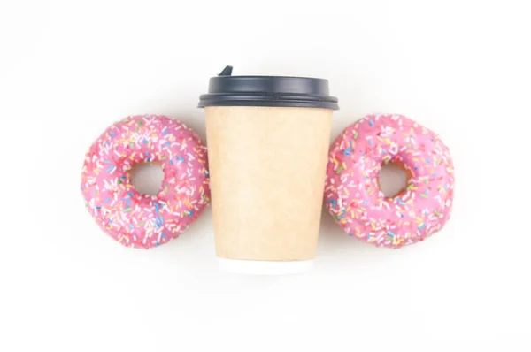 Dois Saborosos Donuts Com Copo Café Descartável Fundo Branco — Fotografia de Stock