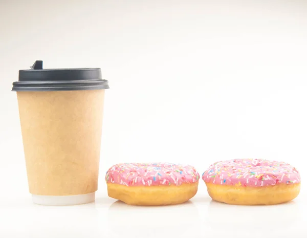 Dois Saborosos Donuts Com Copo Café Descartável Fundo Branco — Fotografia de Stock