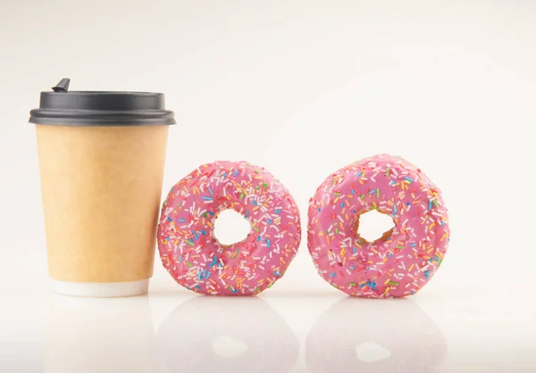 Dois Saborosos Donuts Com Copo Café Descartável Fundo Branco — Fotografia de Stock