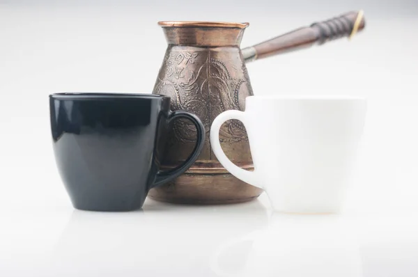 Zwart Witte Kopjes Koffie Koperen Cezve Witte Achtergrond Rustig Aan — Stockfoto