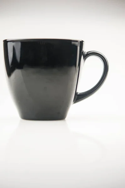 白を基調としたシングルブラックカップ スペースのコピー — ストック写真
