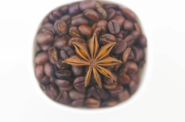 Kubek Kawy Fasolą Anyżem Białym Tle Przestrzeń Kopiowania — Zdjęcie stockowe