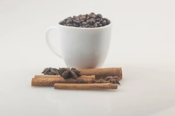 Taza Café Con Frijoles Anís Canela Sobre Fondo Blanco — Foto de Stock