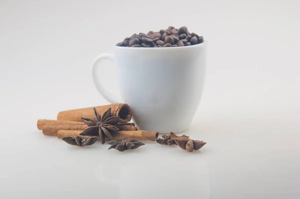 Kávé Csésze Bab Ánizs Fahéj Fehér Alapon — Stock Fotó