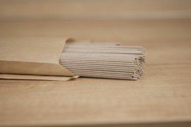 soba - karabuğday eriştesi (çiğ karabuğday eriştesi). Soba eriştesi. yiyecek arka planı