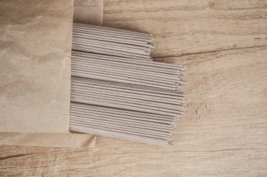 soba - karabuğday eriştesi (çiğ karabuğday eriştesi). Soba eriştesi. yiyecek arka planı