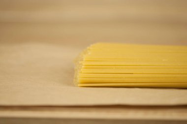 Tahta arka planda İtalyan spagettisi.