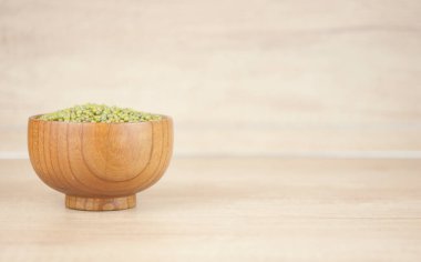 Mung fasulyesi, ahşap kasede yeşil moong dalı. Uzayı kopyala Ahşap arkaplan.